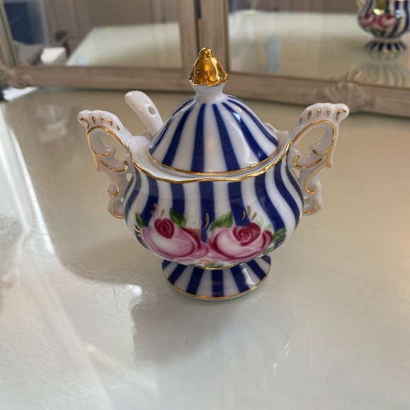 Wellington Castle Blue and White Striped Sugar Bowl with Floral Design - Picture 1 of 4